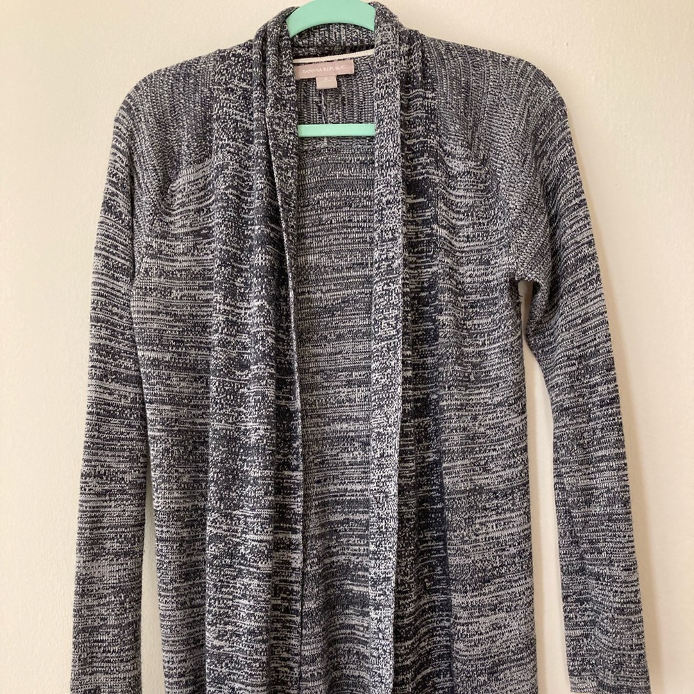 small grey banana republic cardigan looks like new